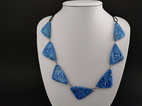 Collier triangle bleu