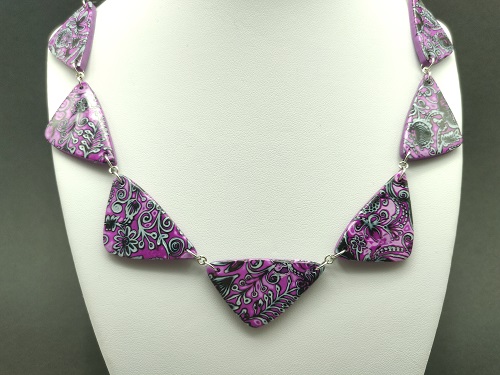 Collier magenta