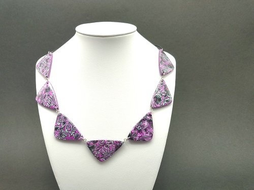 Collier magenta