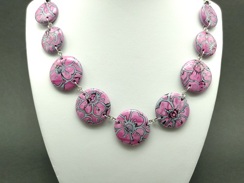 Collier rose, lie de vin