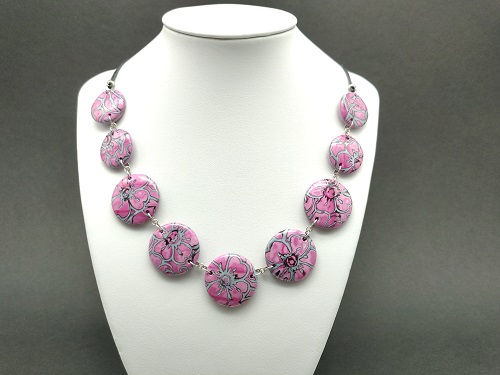 Collier rose, lie de vin