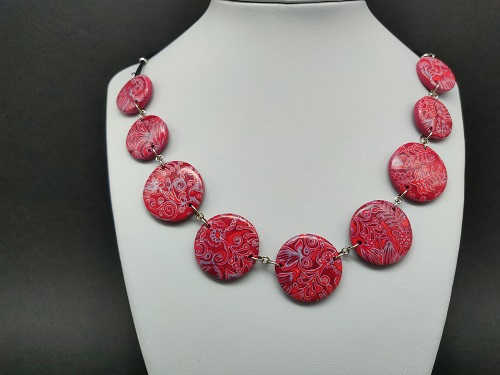 Collier rouge, bordeaux