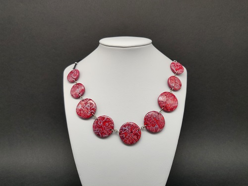 Collier rouge, bordeaux